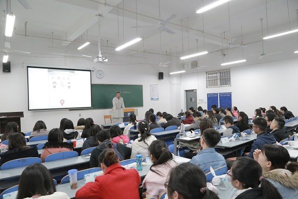 德甲官网中文版召开考研学生慰问会